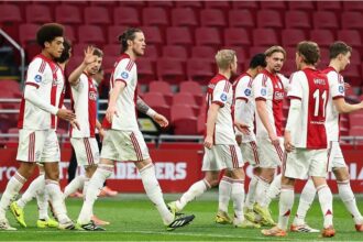 Ajax jugó con un solo hincha en el estadio y el motivo te emocionará hasta las lágrimas