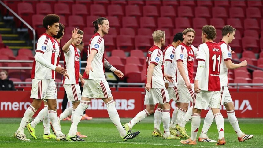 Ajax jugó con un solo hincha en el estadio y el motivo te emocionará hasta las lágrimas