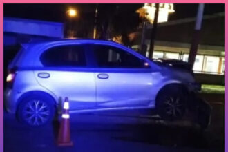RESISTENCIA:  Madrugada accidentada frente al CUNE: Un Automóvil Terminó Incrustado En Una Columna