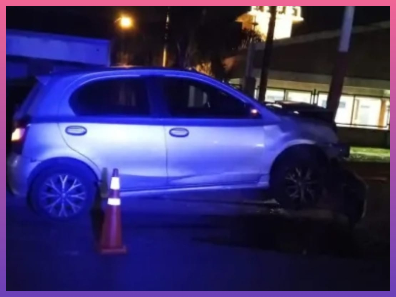 RESISTENCIA:  Madrugada accidentada frente al CUNE: Un Automóvil Terminó Incrustado En Una Columna