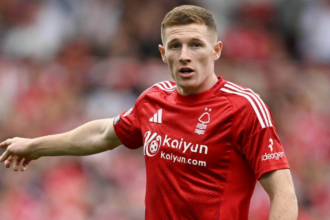 Quién es Elliot Anderson, el Maradona inglés que sorprende a todos en fútbol europeo