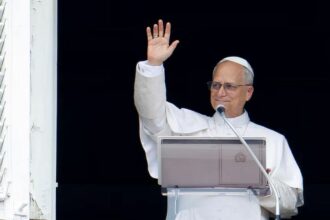 León XIV pidió paz para los pueblos en guerra y bendijo al mundo en su primer Urbi et Orbi