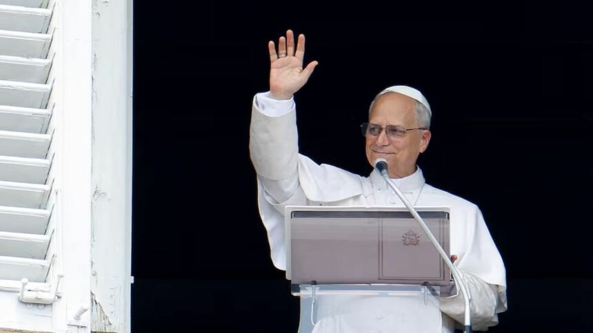 León XIV pidió paz para los pueblos en guerra y bendijo al mundo en su primer Urbi et Orbi