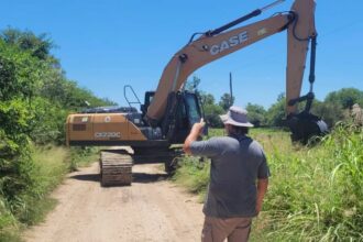 Apa Y Vialidad Provincial Ejecutan Tareas De Saneamiento En El Canal Iii Del Bajo Hondo Grande