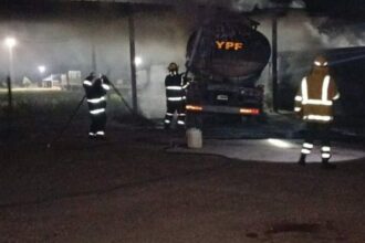 LOS FRENTONES: Ardieron Dos Camiones Cargados De Combustible En Una Estación De Servicios.