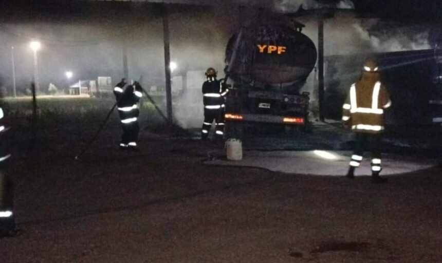 LOS FRENTONES: Ardieron Dos Camiones Cargados De Combustible En Una Estación De Servicios.