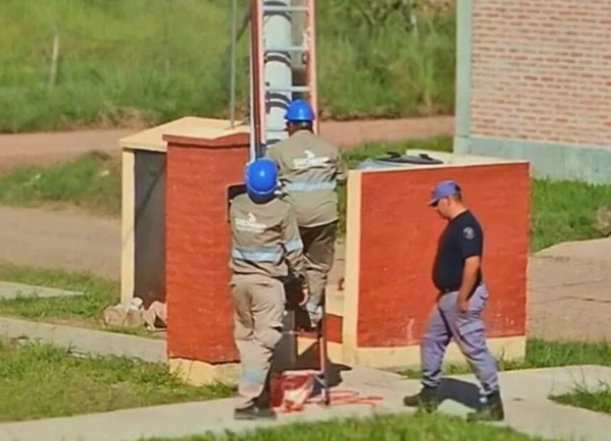 Resistencia: Secheep Eliminó 31 Conexiones Eléctricas Irregulares En El Barrio Altos De Urunday