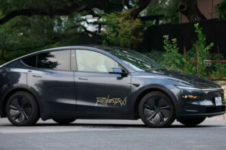 Tesla busca pisar fuerte en la conducción autónoma: más presencia de su robotaxi en Texas y descontinuación del Autopilot