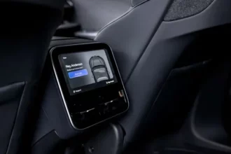 Uber presentó su nuevo robotaxi y promete lanzamiento en EEUU en 2026