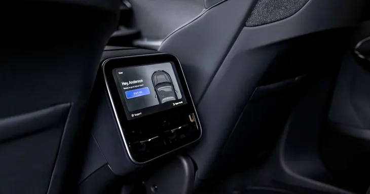 Uber presentó su nuevo robotaxi y promete lanzamiento en EEUU en 2026