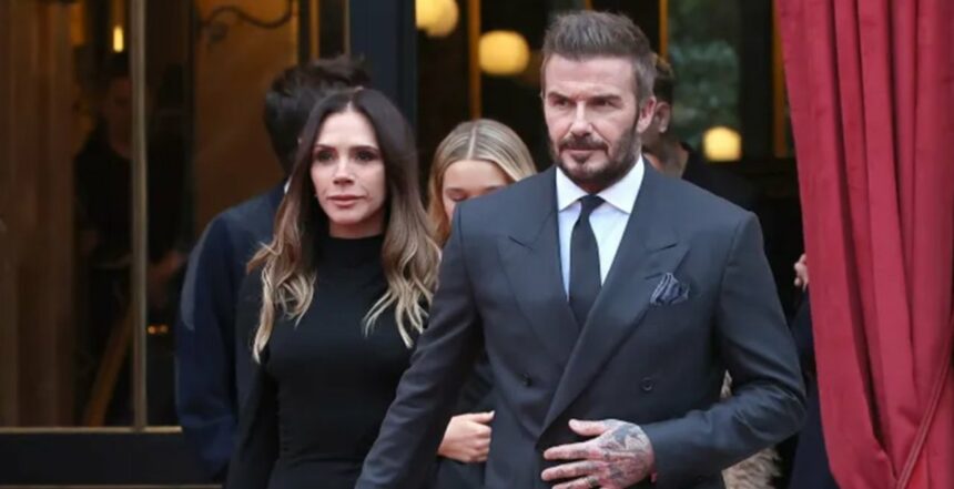 Victoria Beckham fue distinguida en Francia, en medio del escándalo familiar