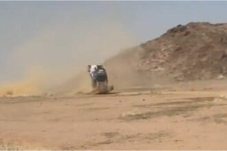 Impactante accidente en el Dakar: el auto de Jesús Calleja quedó destrozado después de dar varias vueltas y debió abandonar la competencia