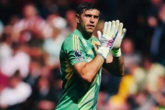 Alerta Scaloneta: Dibu Martínez fue reemplazado en el entretiempo y volvió a encender las alarmas de lesión