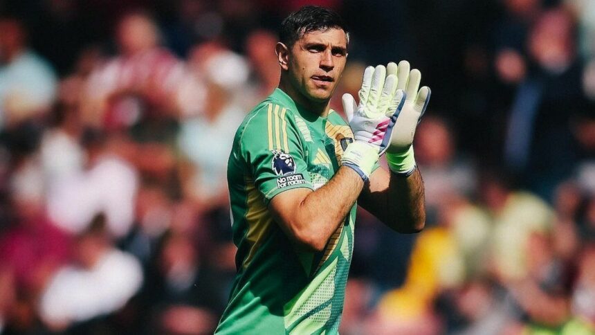 Alerta Scaloneta: Dibu Martínez fue reemplazado en el entretiempo y volvió a encender las alarmas de lesión