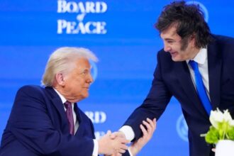 Estados Unidos y Argentina negocian un acuerdo para recibir inmigrantes deportados