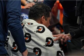 Susto en la NBA: un juez sufrió una grave lesión y abandonó el juego en silla de ruedas