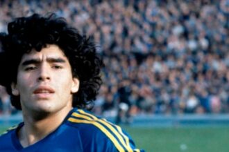 Subastaron la primera camiseta que usó Diego Maradona en Boca en más de u$s27 mil