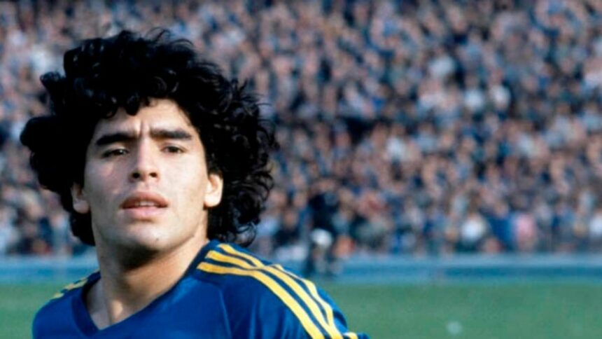 Subastaron la primera camiseta que usó Diego Maradona en Boca en más de u$s27 mil