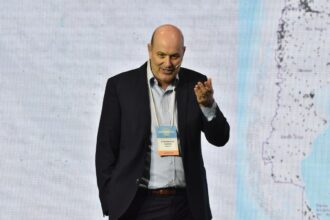 Sturzenegger se metió con una de las polémicas de la reforma laboral: las licencias por enfermedad