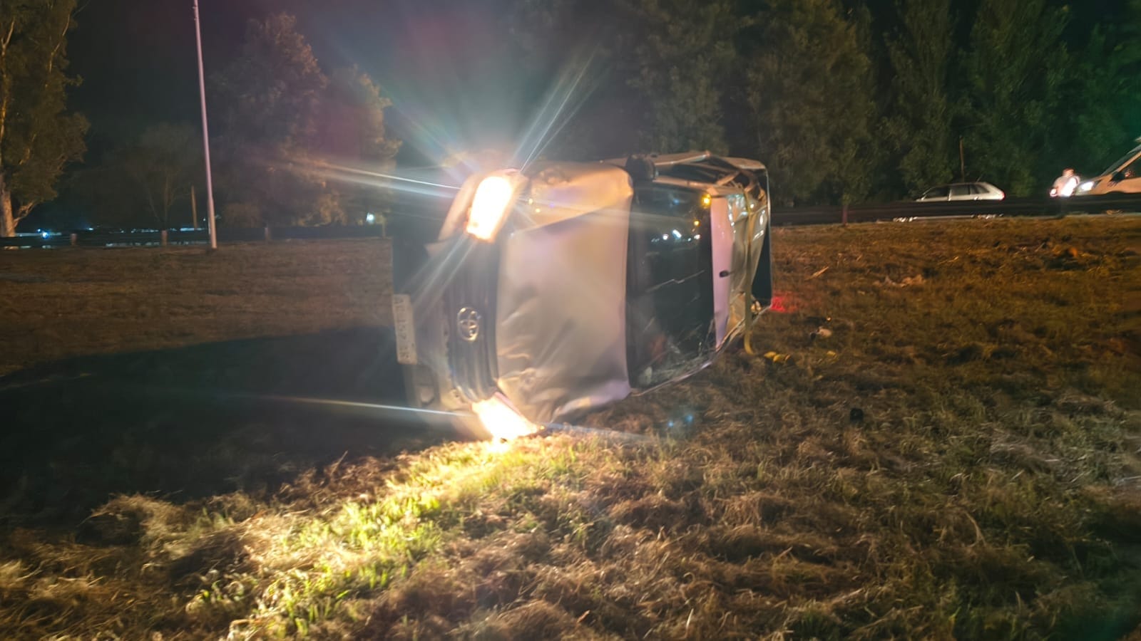Siniestro vial en Las Breñas: un joven resultó herido tras volcar una camioneta
