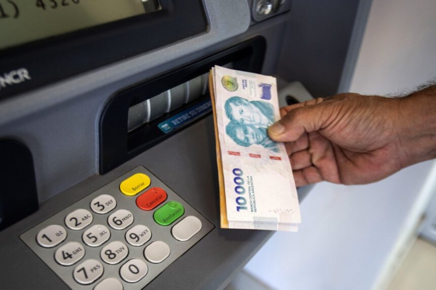 El Gobierno oficializó un nuevo bono de .000 para jubilados y pensionados