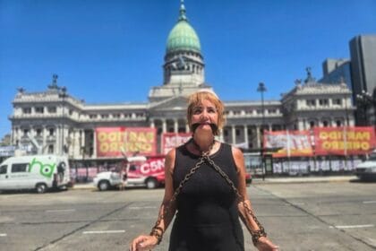 Nancy Pazos se encadenó frente al Congreso y Adorni djo que “el nivel del delirio es astronómico