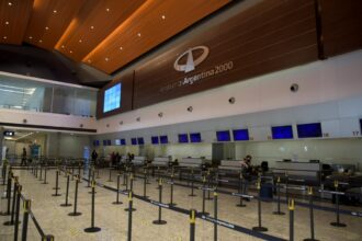 Sindicatos aeronáuticos confirmaron un paro de actividades para este lunes que afectará a 27 aeropuertos