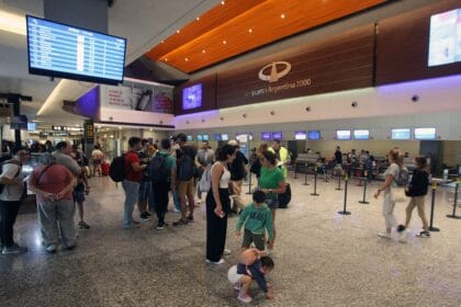 Los controladores aéreos levantaron el paro para este jueves y viernes