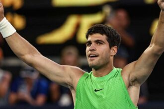 Carlos Alcaraz hace historia y gana el Abierto de Australia en una final emotiva ante Novak Djokovic