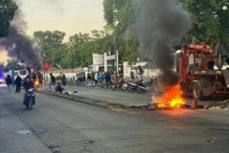 Una protesta policial en Rosario por salarios terminó en incidentes y advertencias de sanciones