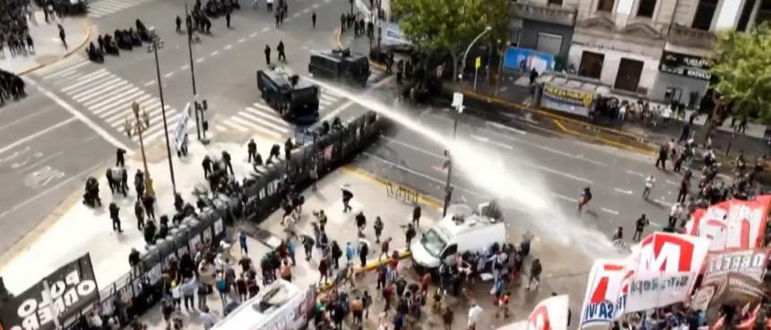 Videos: incidentes en las afueras del Congreso mientras se debate la reforma laboral