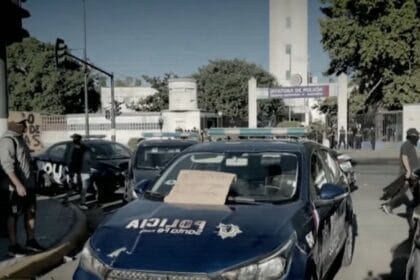 Crisis policial en Santa Fe: el Gobierno revierte sanciones, pero la protesta continúa