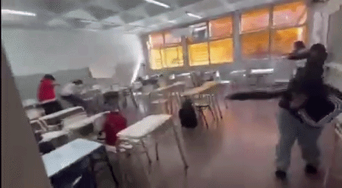 Video: la “guerra” con bengalas que desataron alumnos en un aula en Catamarca 