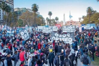 Más motosierra: el Gobierno elimina 900.000 planes sociales y habrá “vouchers de capacitación”