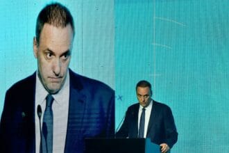 Más problemas para Manuel Adorni: las jubiladas que le prestaron el dinero negaron conocerlo