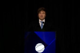 Milei en Córdoba: respaldo a Adorni en la Bolsa de Comercio tras la polémica por los viajes