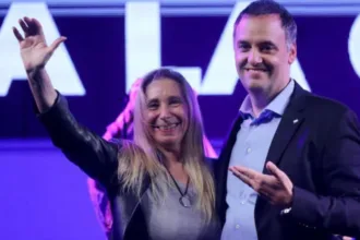 Karina respaldó a Adorni tras el escándalo por el viaje de su esposa en el avión presidencial