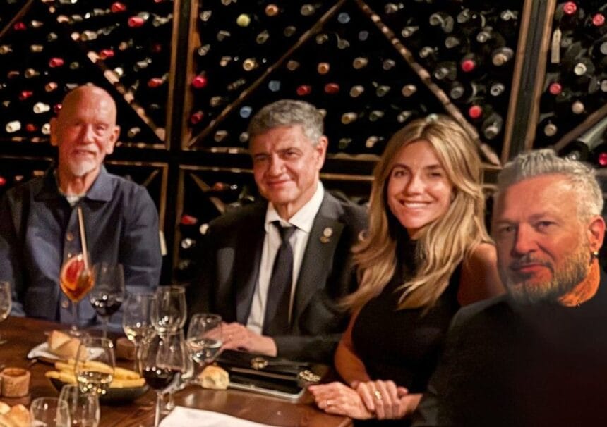 El actor John Malkovich compartió una cena con Jorge Macri en una parrilla en Palermo