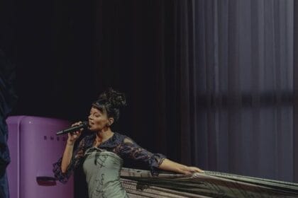 Lily Allen usó un vestido hecho con tickets de compras que su ex hizo para otras mujeres