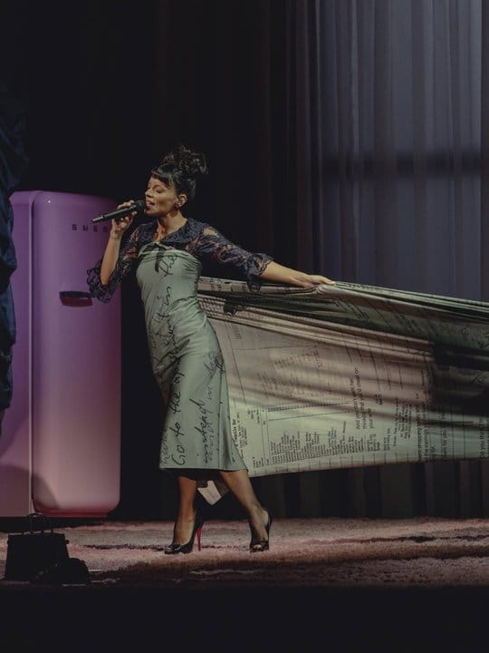 Lily Allen usó un vestido hecho con tickets de compras que su ex hizo para otras mujeres