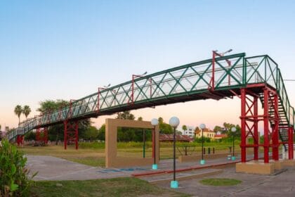 Sáenz Peña celebra los 80 años de la Pasarela con acto, musica en vivo, patio gastronómico y feria de emprendedores