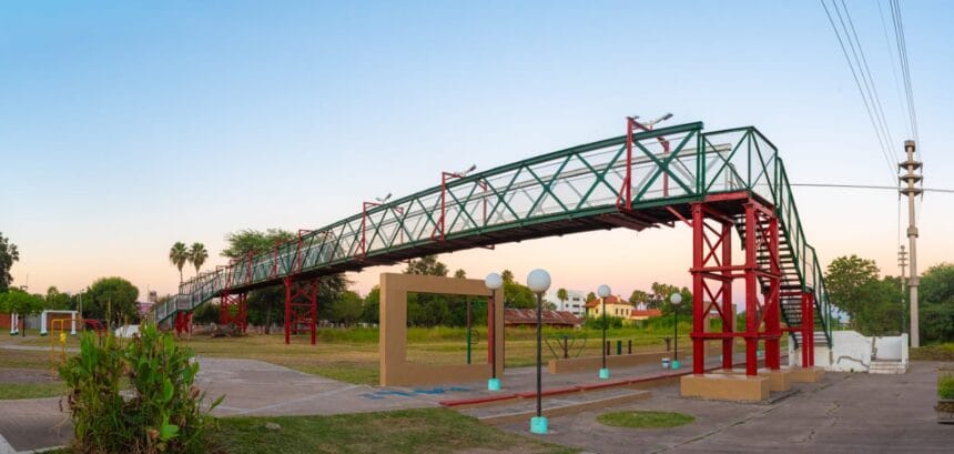 Sáenz Peña celebra los 80 años de la Pasarela con acto, musica en vivo, patio gastronómico y feria de emprendedores