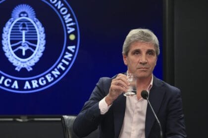 Luis Caputo analizó la guerra en Medio Oriente como un “shock fuerte”