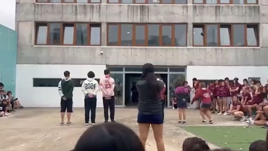 En medio del dolor por el caso en Santa Fe, alumnos de dos escuelas simularon un “fusilamiento” En medio del dolor por el caso en Santa Fe, alumnos de dos escuelas simularon un “fusilamiento”