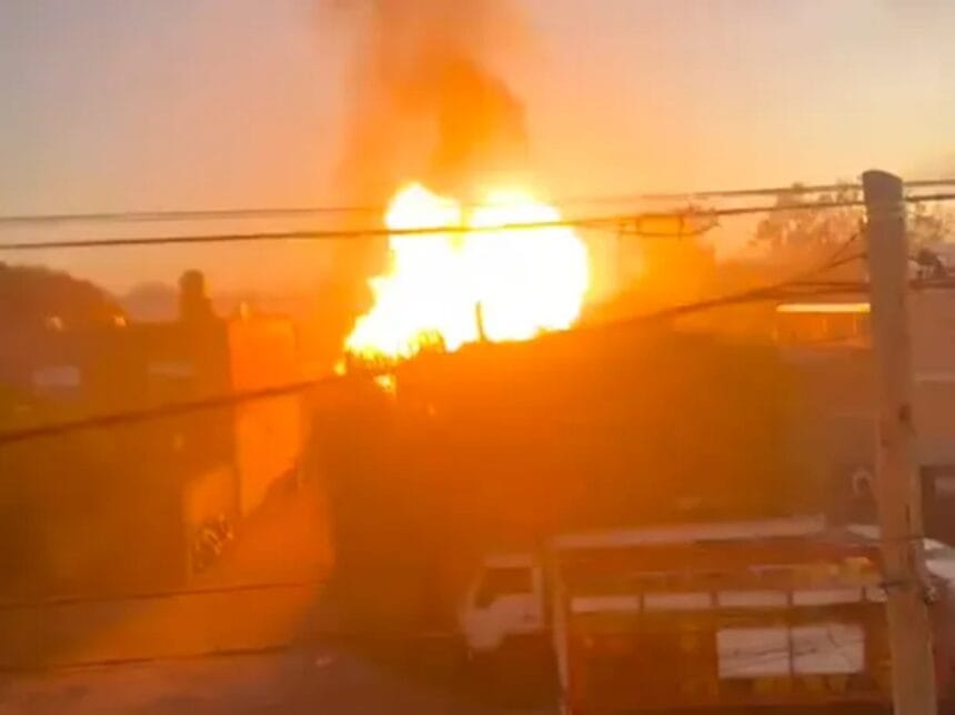 Los videos del incendio en un depósito de garrafas: hubo explosiones y evacuaciones Los videos del incendio en un depósito de garrafas: hubo explosiones y evacuaciones