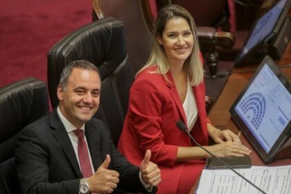 Carlolina Losada intentó defender a Manuel Adorni y un chimentero la dejó sin palabras