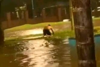 Videos: un niño murió electrocutado en medio de las inundaciones en Tucumán
