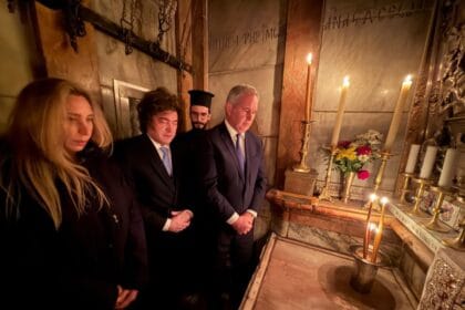 Javier Milei rindió homenaje a Francisco en el Santo Sepulcro y reconoció un error