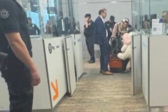 Se fue el diplomático iraní expulsado por el Gobierno: críticas a la decisión y mensaje antes de partir