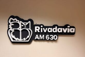 Radio Rivadavia: compañía que atraviesa silencios, voces que acarician el alma y verdades que se alzan como banderas